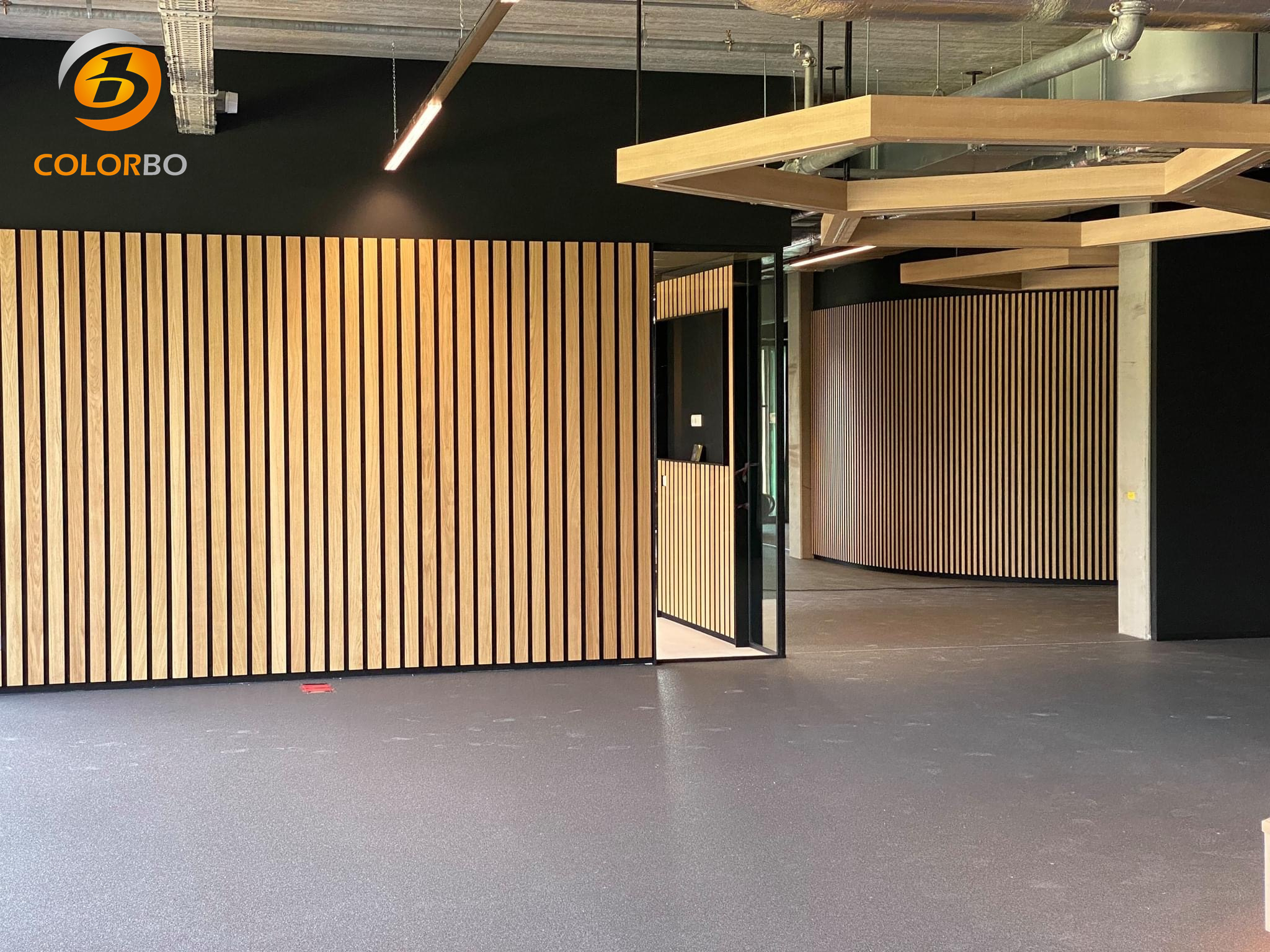 Panel de techo de pared de tablones de madera acanalada con panel acústico de fibra de poliéster